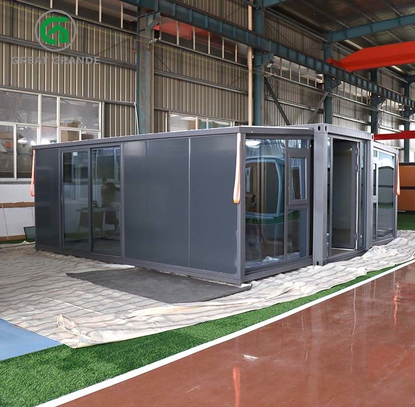 20ft uitbreidbare container Huisontwerp Zwart frame Zwart wandpaneel EPS gehard glas deur